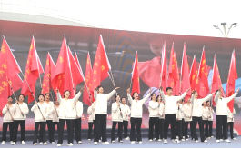 教艺“弘艺美育志愿服务队”在孝感市“雷锋月”志愿服务启动仪式上献唱歌曲《微光力量》